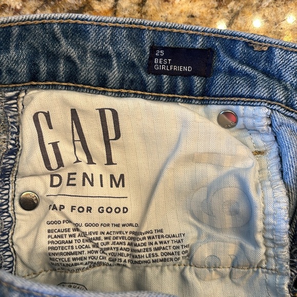GAP Women's Best Girlfriend Light Blue Distressed Cropped Jeans with frayed hem - Picture 2 of 4